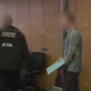 Le procès de Christian Bruckner a été ajourné ce matin en Allemagne. L'homme de 47 ans, agresseur sexuel multi récidiviste, est jugé pour des viols commis au Portugal entre 2000 et 2017. Un problème d'impartialité d'une magistrate a été pointé.