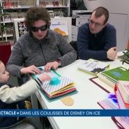 En Belgique, il n'existe pas de maison d'édition qui fabrique des livres tactiles, mais une association s'en charge. Visite d'un de ses ateliers.