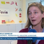 Les agriculteurs maintiennent la pression sur la grande distribution. Ils veulent la fin des méga-promotions, qui permettent d'écouler de la nourriture au rabais. Il faudrait pour cela changer la législation.