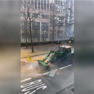 Une vidéo capturée dans le quartier européen montre des policiers aux prises avec un tracteur ce matin. L'engin agricole agrippe les barrières et les envoie valser dans le décor... signe de la tension palpable entre manifestants et forces de l'ordre.