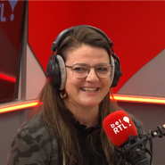 Derrière la scène de Forest National, chaque artiste qui s'y produit laisse sa signature sur un mur, créant ainsi un véritable musée des souvenirs artistiques.