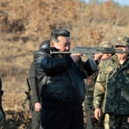 Corée du Nord: Kim brandit une arme lors de l'inspection d'une base d'entraînement
