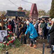 Russie: des centaines de personnes se rassemblent devant la tombe de Navalny, au dernier jour des élections