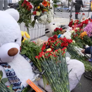 Des fleurs et des larmes pour les nombreuses personnes qui ont perdu la vie pendant l'attaque de Moscou