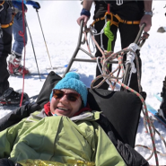 Plus de cinquante bénévoles sont rassemblés pour aider cinq personnes  porteuses de handicap à atteindre les sommets enneigés du mont Rila en tirant des traîneaux spéciaux.