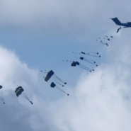 Gaza: le Hamas annonce 7 morts noyés en tentant de récupérer en mer de l'aide parachutée