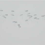 Gaza: après la mort de 18 personnes qui récupéraient des colis alimentaires, les avions militaires parachutent à nouveau