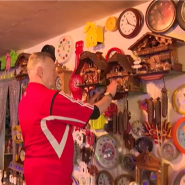 Dans son petit appartement de Munich, Werner Stechbarth traverse l'une des périodes les plus chargées de l'année. Avec le passage à l'heure d'été, le collectionneur doit en effet régler les 366 pendules qui ornent les murs de son domicile. Le changement d'heure interviendra cette nuit mais le retraité de 76 ans s'y affaire depuis un moment.