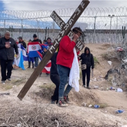 À la frontière entre le Mexique et les États-Unis, des migrants célèbrent le Vendredi saint et implorent Joe Biden de les laisser entrer