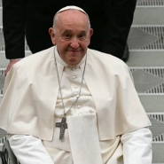 Le Pape François n'a pas annulé sa participation à la veillée pascale du Samedi saint. Il célèbrera également, dimanche à 10 heures, la messe de la Résurrection sur la Place Saint-Pierre, avant son traditionnel message de Pâques et sa bénédiction Urbi et Orbi.