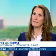 Notre ex-Première Ministre a fait son grand retour dans l'arène médiatique ce midi sur RTL. Personnalité préférée des francophones tant à Bruxelles qu'en Wallonie, elle sera la tête de liste du MR pour les prochaines élections européennes.