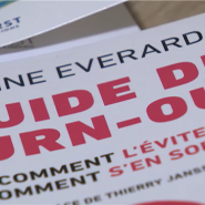 Selon l'Organisation mondiale de la santé (OMS) le burn-out se définit comme un sentiment de fatigue intense, de perte de contrôle et d'incapacité à aboutir à des résultats concrets au travail. Le burn-out découle ainsi d'un stress chronique au sein du milieu professionnel. Valérie fait partie des nombreux Belges touchés par ce syndrome et souhaite partager son expérience pour aider ceux qui sont dans son cas.
