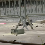 Avec l'aide d'un bidon d'essence, il a allumé un brasier devant un panel de journalistes présents pour le procès de l'ancien président.