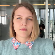 William nous a contactés via le bouton orange Alertez-nous: il y a quelques jours, il est allé dîner à Ixelles et a eu affaire à une mésaventure. Il a garé sa voiture dans une zone payante, et a payé plus de 15 euros pour 3 heures de stationnement. Et il trouve que c'est un peu exagéré. D’où cette question: comment le prix du parking est-il déterminé? Pourquoi les tarifs sont-ils plus élevés dans certaines communes?