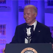 Le président Joe Biden fait preuve d'autodérision samedi tout en égratignant son concurrent à la présidentielle américaine Donald Trump, un enfant de six ans, lors du dîner annuel des correspondants de la Maison Blanche, événement qui a suscité une manifestation contre la guerre à Gaza à ses abords.