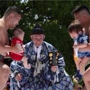 Une compétition hors du commun lors d'un festival de sumos au Japon: des bébés qui pleurent s'affrontent