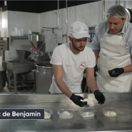 Benjamin Maréchal est parti à la recherche de la meilleure mozzarella. À l'heure où elle revient en force sur nos tables avec le beau temps, l'émission Coûte que Coûte vous emmène dans les coulisses d'un produit qui, surprise, se fabrique aussi chez nous.