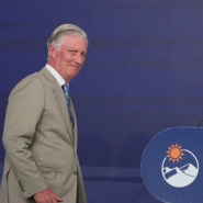 Il s'agit de la première station service à hydrogène vert. Un carburant qui pourrait être produit, en quantité, en namibie avant d'être importé en Belgique. Le retour du Roi en Belgique est prévu ce vendredi.