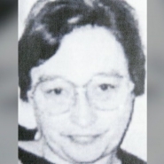 L'autopsie des restes d'Annie De Poortere n'a pas permis de déceler la cause de son décès survenu 30 ans auparavant. Son ex-conjoint, âgé de 78 ans, a été interpellé et placé sous mandat d'arrêt. Il est présentement sous bracelet électronique pour un mois supplémentaire.