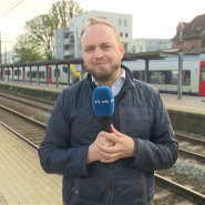 Situation particulièrement compliquée sur le ring de Bruxelles ce matin : des travaux supplémentaires sous et autour du carrefour Léonard vous bloquent en ce moment. Seule une bande a pu rouvrir, dans les deux sens, mais les retards s'accumulent. 
Sur le rail heureusement, la SNCB a renforcé son offre en heure de pointe, comme Mathieu Langer l'a constaté à la gare de Nivelles, pour rejoindre la capitale.