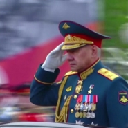 Sergueï Choïgou était en poste depuis 14 ans. Il devient secrétaire du conseil de sécurité Russe. Il n'était pas considéré comme le plus belliqueux du gouvernement et est remplacé par un économiste.