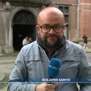 En direct dans le RTL info 13h., Benjamin Samyn relate l'évolution de l'enquête suite à la mort d'un camionneur après qu'un taque d'égout ait été jetée sur son camion sur la E42. Cinq personnes avaient été arrêtées.
