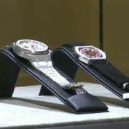 Huit montres ayant appartenu à Michaël Schumacher ont été vendues aux enchères pour plus de 4 millions d'euros. Deux montres Ferrari faisant référence à ses titres de champion du monde figuraient parmi les pièces en vente.