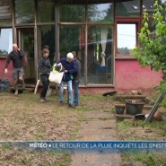 A Ernage, les habitants sinistrés par les intempéries de dimanche parviennent péniblement au bout du nettoyage des habitations. Mais la crainte de nouvelles averses persiste.