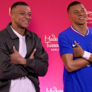 Kylian Mbappé et son double de cire du Musée Madame Tussauds de Berlin, 16 mai 2024.