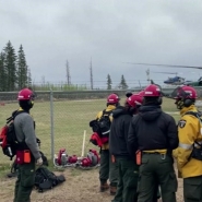 Les feux de forêt ont repris depuis quelques jours au Canada. Les pompiers font tout pour combattre les flammes qui s'approchent d'une ville pétrolière de l'ouest du pays. La pluie de ces dernières heures a freiné leur progression. 21.000 hectares de forêt sont déjà partis en fumée.
