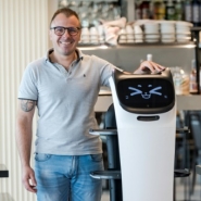 Faute de candidats, un restaurateur du Lot embauche un robot-serveur