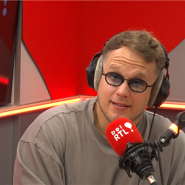 Repéré en 2014 pour sa reprise de Bella de Maître Gims sur internet, Kendji Girac a très vite conquis le public, au point de remporter la 3? saison de The Voice France. Avec son image de gendre idéal, sa voix exceptionnelle et sa bonne humeur, Kendji a conquis toutes les générations, enchaîné les succès, sans jamais faire un seul faux pas. Pourtant, le lundi 22 avril, le public se réveille en apprenant que Kendji Girac est hospitalisé en urgence absolue après avoir reçu une balle dans la poitrine.