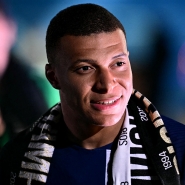 Kylian Mbappé célébrant le titre de Champion de France 2024 avec le PSG.