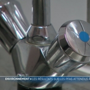 Des PFAS avaient été détectées dans l'eau de distribution de la commune de Chièvres. Plus de 1.800 prises de sang ont été réalisées sur les habitants. Mais les résultats de ces analyses ne seront communiqués qu'après la mi-juin, soit après les élections.