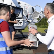 Le trophée de la Pro League embarque dans un hélicoptère, le 6 juin 2023.