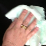 Pour enlever la poussière, pour nettoyer les carreaux ou même pour se démaquiller. Certains ne jurent plus que par la microfibre. Dans nos rayons, elle figure en bonne place. Alors pourquoi un tel succès ? La microfibre est-elle vraiment révolutionnaire ?