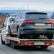 Voiture dépannée sur l'autoroute