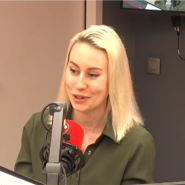 À l’approche des élections, Claire Carosone explore l’engagement politique féminin au travers de 12 entretiens exclusifs. Anaïs Geudens, la présidente du Mouvement des Jeunes Socialistes revient sur son parcours et sur l’importance de l’égalité homme-femme en politique.