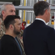 Le président ukrainien, en visite express en Belgique, découvre quelques-uns des avions F16 qui seront livrés à son pays dans le cadre d'un accord de sécurité bilatéral.