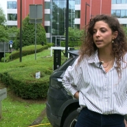 Des propriétaires de voitures électriques ont été arnaqués alors qu’ils voulaient recharger leur voiture. C’est le cas de Camille qui nous a contactés via le bouton orange Alertez-nous. En voulant payer pour démarrer la recharge, elle a été escroquée de 4.000 euros. Un faux QR code avait été collé sur le vrai. Ce type d’arnaque est amené à se multiplier avec l’augmentation du nombre de bornes de recharge. Quelles solutions ? Comment mieux protéger les consommateurs ? Et qui est responsable ?