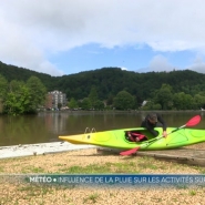 Les précipitations des dernières semaines ont des conséquences sur le débit des fleuves et des rivières. Avec un impact direct sur la pratique sportive sur les cours d'eau, comme le kayak par exemple. Explications de Florent Vanden Bergh, le long de la Meuse.