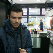 Samy nous a contactés via le bouton orange Alertez-nous pour dénoncer l'utilisation de bornes de paiement tactiles dans les magasins. Malvoyant, il s'estime victime de discrimination, car ces terminaux bancaires ne présentent aucun repère et sont donc inadaptés. Mais à partir de juin 2025, une nouvelle législation imposera des règles d'accessibilité et pourrait bien changer la donne. Explications.