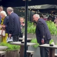 Le roi Albert II et la reine Paola ont dîné dans un restaurant japonais d'Anvers hier soir. Ils étaient accompagnés de la princesse Astrid, qui fête son 62e anniversaire aujourd'hui, et du prince Lorenz.