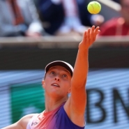 Iga Swiatek triomphe de Coco Gauff en demi et briguera un quatrième titre à Roland-Garros