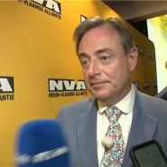 Interviewé dans son QG, Bart De Wever s'est dit étonné d'un tel succès pour son parti. Il s'étonne aussi de la défaite de la gauche en Wallonie, même si les résultats sont encore partiels.