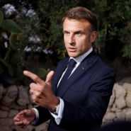 Malgré promesse et mises en garde, Macron en campagne permanente
