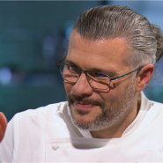 Découvrez qui décrochera sa place pour la grande finale de Top Chef saison 15.