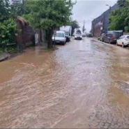 L’Institut royal météorologique a placé toutes les provinces en avertissement jaune, sauf la Flandre occidentale, car des pluies abondantes sont attendues ce mardi. Les images sont impréssionnantes à Gosselies et Thiméon.