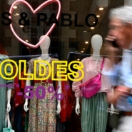 Des soldes d'été lancés dans l'incertitude politique et météorologique