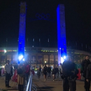 Des supporters devant le stade